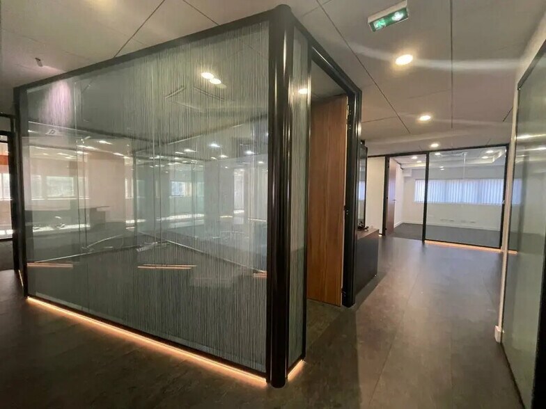 Bureau dans Villeneuve-Loubet à louer - Photo de l’immeuble – Image 2 sur 12