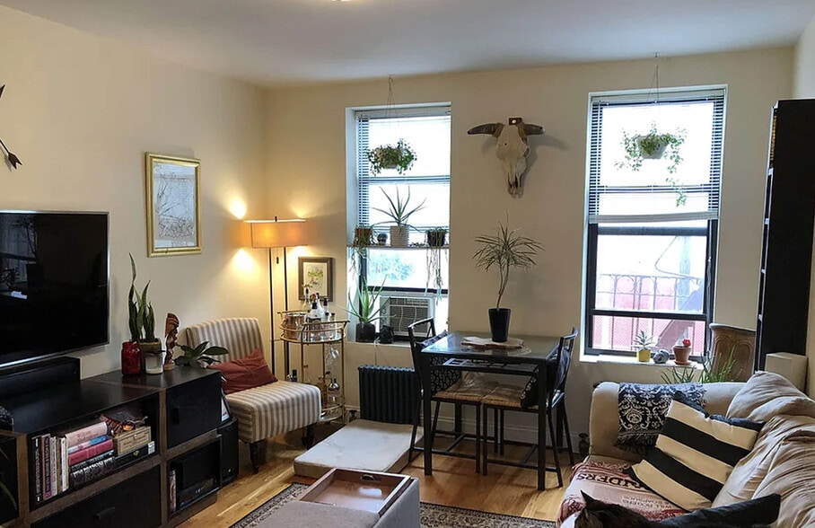 2374 29th St, Astoria, NY à vendre - Photo intérieure – Image 3 sur 8
