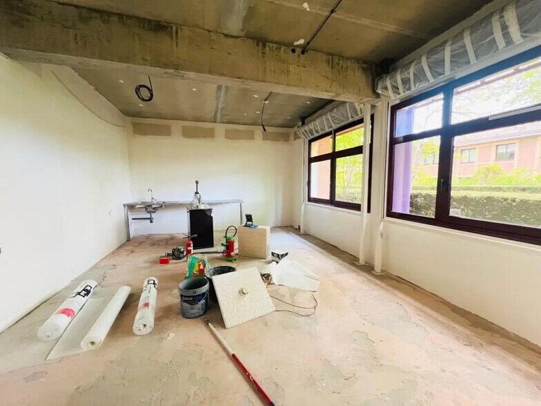 Local d’activités dans Voisins-le-Bretonneux à louer - Photo de l’immeuble – Image 3 sur 12