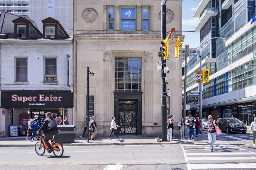 378 Yonge St, Toronto, ON à louer - Photo de l’immeuble – Image 3 sur 16