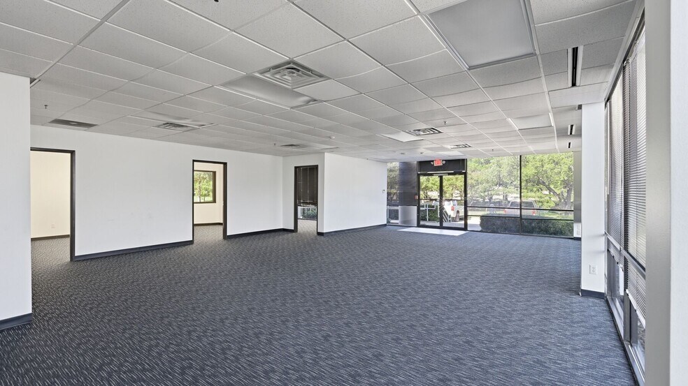 13755-13775 Benchmark Dr, Farmers Branch, TX à louer - Photo de l’immeuble – Image 3 sur 6