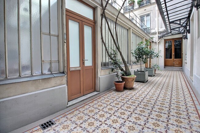Plus de détails pour 19 Rue De Rocroy, Paris - Bureau à louer