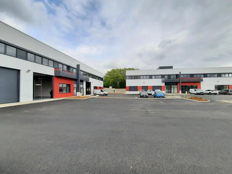 Local d’activités dans Dardilly à louer - Photo de l’immeuble – Image 1 sur 3