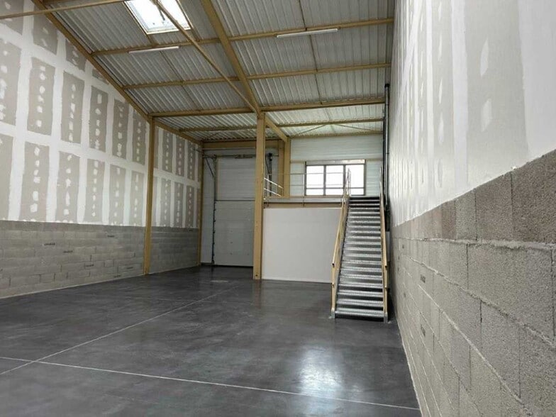 225 Avenue Des Marronniers, Bourgoin-Jallieu à vendre - Photo de l’immeuble – Image 3 sur 10