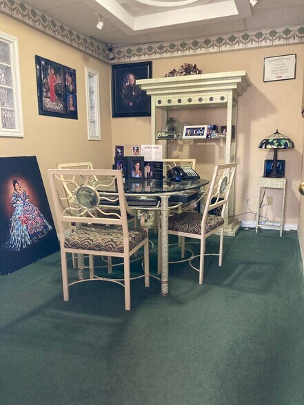 102 W Calton Rd, Laredo, TX à vendre - Photo intérieure – Image 3 sur 28