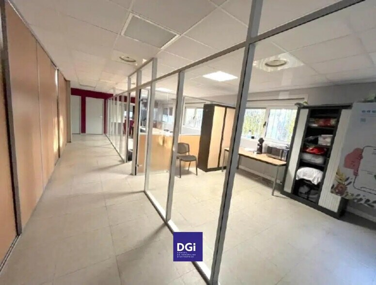 Bureau dans Gallargues-le-Montueux à louer - Photo de l’immeuble – Image 3 sur 5