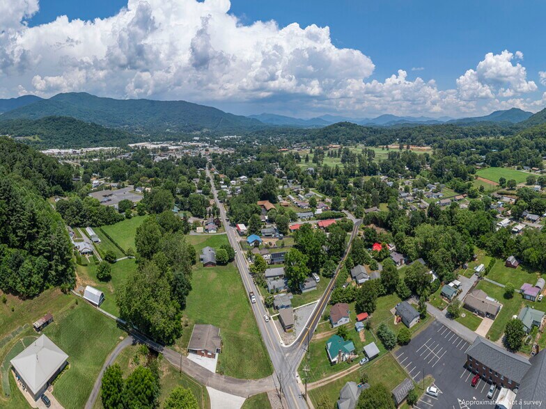 491 Allens Creek Rd, Waynesville, NC à louer - Photo de l’immeuble – Image 3 sur 21