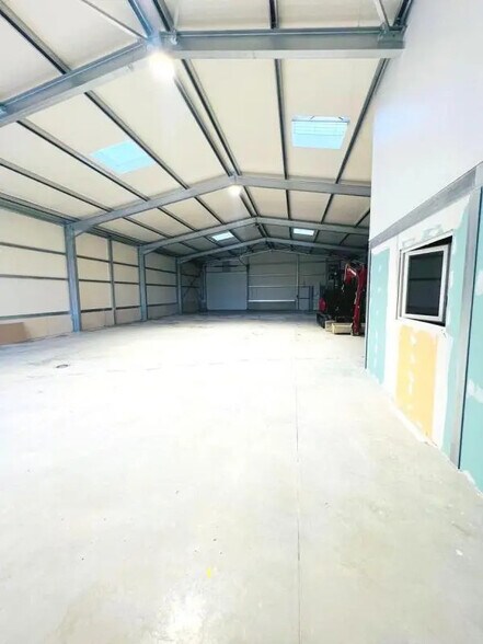 Local d’activités dans Villiers-Saint-Frédéric à louer - Photo intérieure – Image 2 sur 8