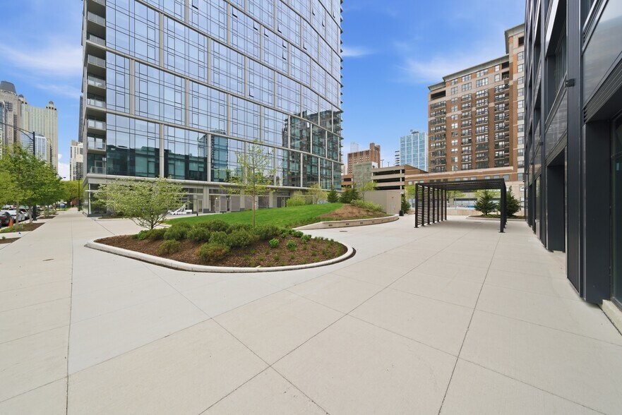 871 N Franklin St, Chicago, IL à louer - Photo de l’immeuble – Image 3 sur 24