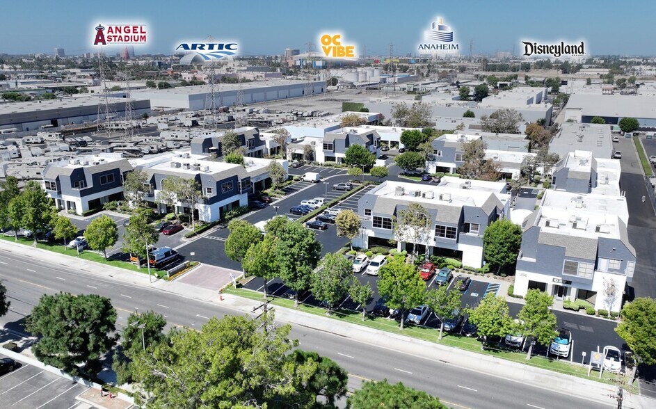 1590 N Batavia St, Orange, CA à vendre - Photo de l’immeuble – Image 2 sur 4