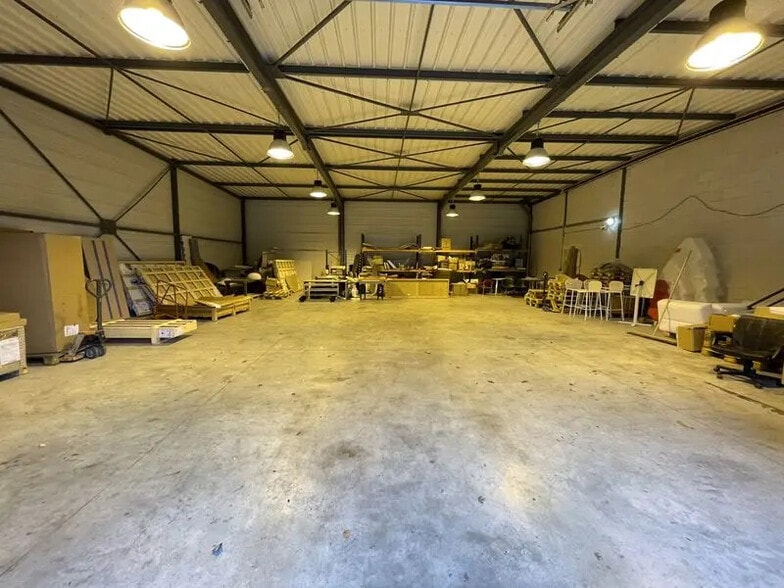 Local d’activités dans Saint-Jean-du-Cardonnay à louer - Photo de l’immeuble – Image 2 sur 5