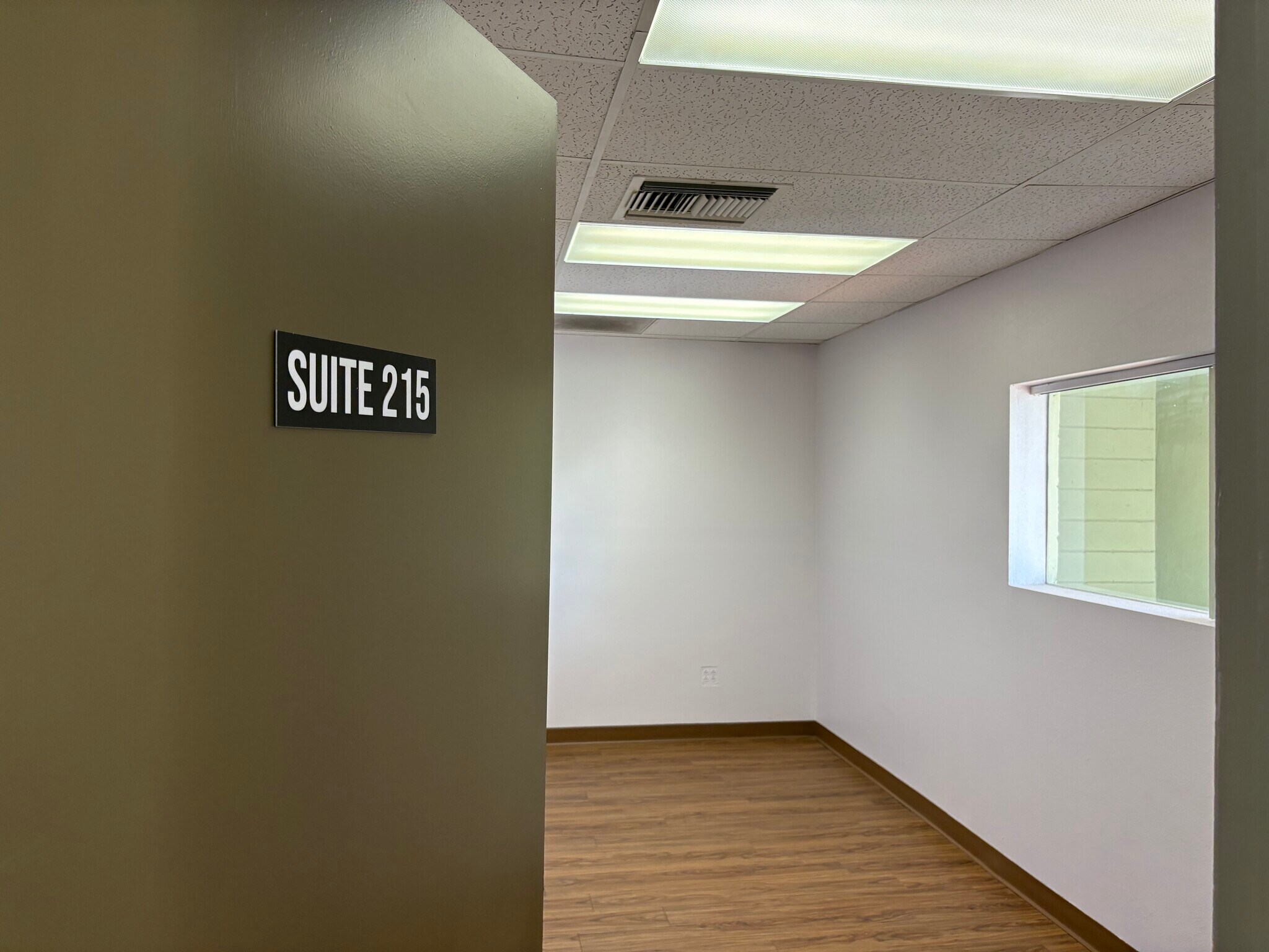 655 N Palm Canyon Dr, Palm Springs, CA à louer Photo principale– Image 1 sur 21