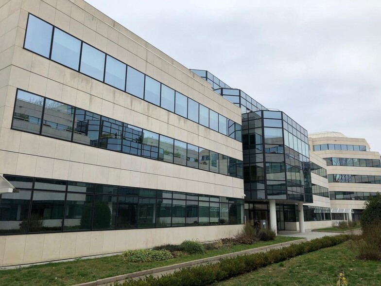 6 Rue Dewoitine, Vélizy-Villacoublay à louer - Photo de l’immeuble – Image 3 sur 5