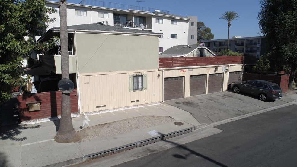 13709 Milbank St, Sherman Oaks, CA à vendre - Photo de l’immeuble – Image 2 sur 34