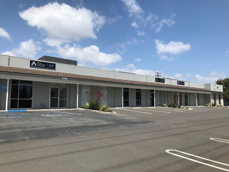 1471-1495 E Warner Ave, Santa Ana, CA à louer - Photo de l’immeuble – Image 2 sur 8