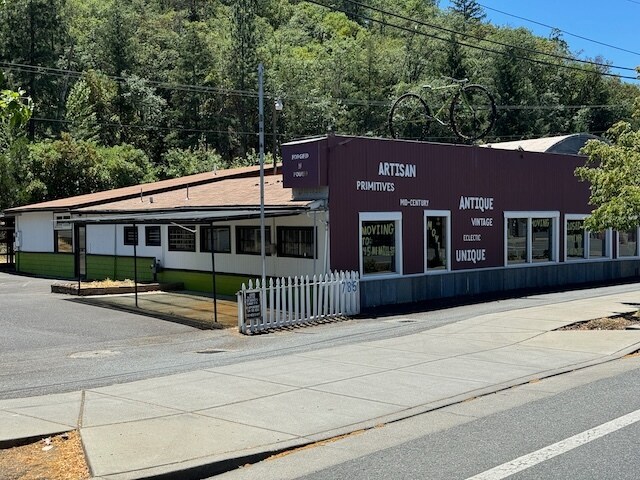785 Rogue River Hwy, Grants Pass, OR à vendre - Photo de l’immeuble – Image 1 sur 14