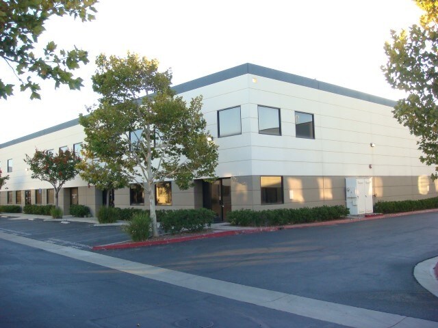 28041 Smyth Dr, Valencia, CA à louer - Photo de l’immeuble – Image 3 sur 28