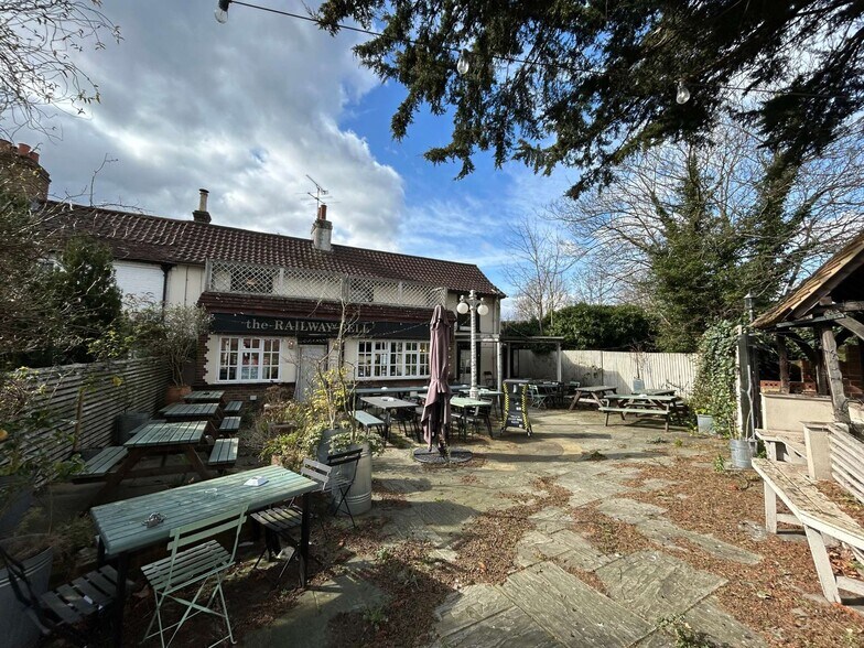 Station Road, Hampton à vendre - Photo de l’immeuble – Image 1 sur 10