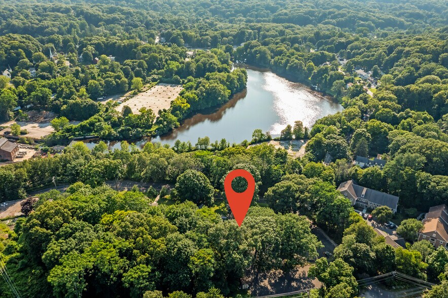 38 Portland Ave, Redding, CT à vendre - Photo de l’immeuble – Image 1 sur 10