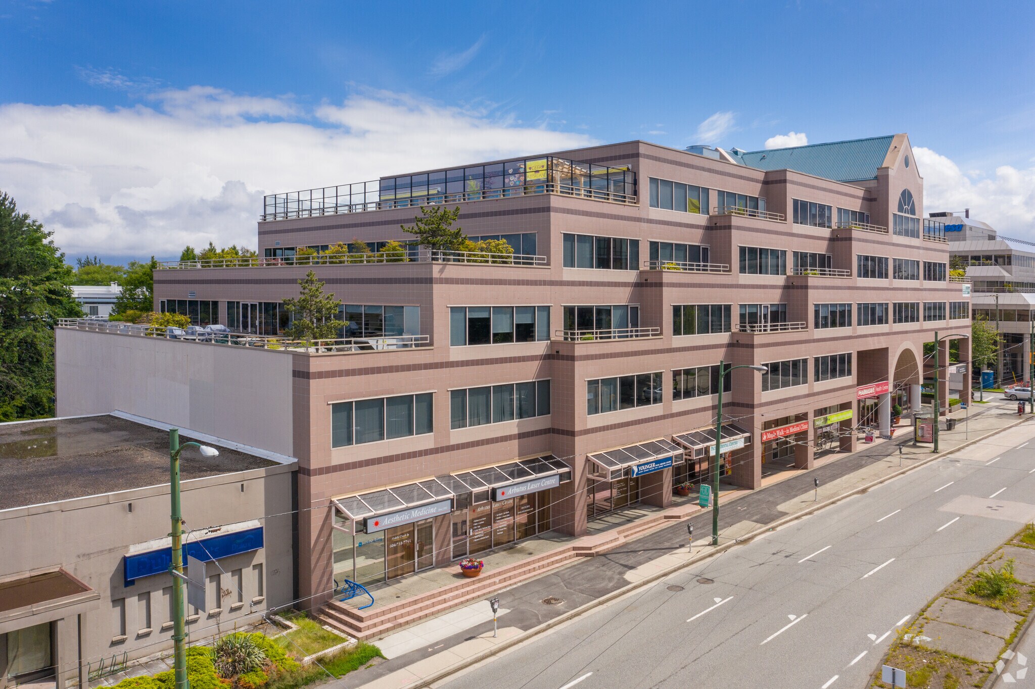 2025 W Broadway, Vancouver, BC à louer Photo de l’immeuble– Image 1 sur 6