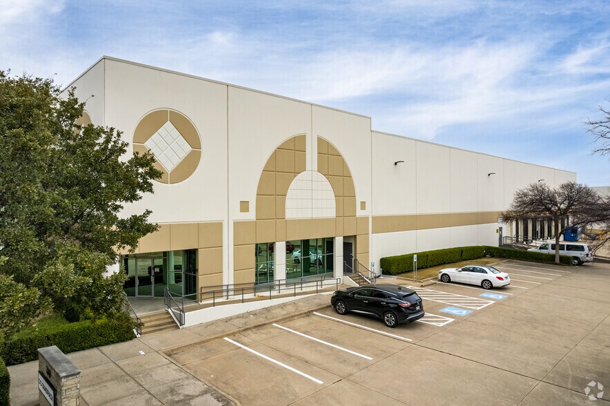 2840 Commodore Dr, Carrollton, TX à louer - Photo de l’immeuble – Image 1 sur 7