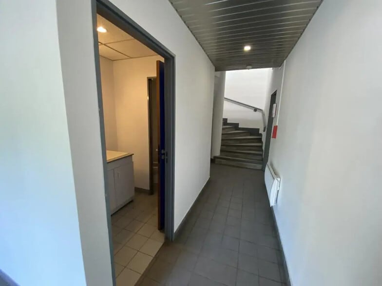 Local d’activités dans Gonesse à louer - Photo de l’immeuble – Image 2 sur 7