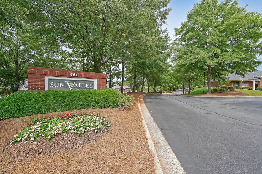 555 Sun Valley Dr, Roswell, GA à louer - Photo de l’immeuble – Image 2 sur 7