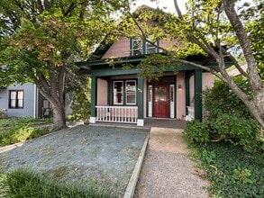 920 9 1/2 St NE, Charlottesville, VA à louer Photo de l’immeuble– Image 1 sur 2