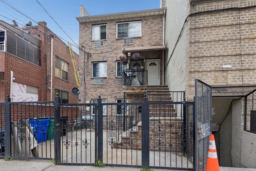 2722 Wallace Ave, Bronx, NY à vendre - Photo de l’immeuble – Image 1 sur 10