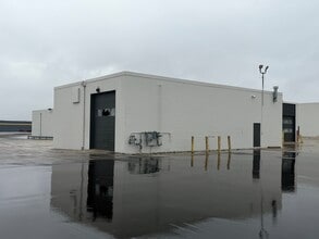 5500 N Lovers Lane Rd, Milwaukee, WI à louer Photo de l’immeuble– Image 2 sur 11