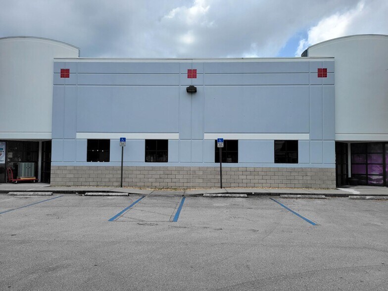 5565 Lee St, Lehigh Acres, FL à louer - Photo de l’immeuble – Image 3 sur 3