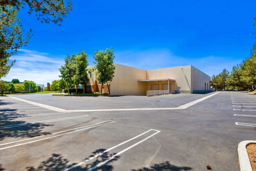 705 Challenger St, Brea, CA à louer - Photo de l’immeuble – Image 3 sur 6