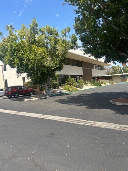 225 S Civic Dr, Palm Springs, CA à louer - Photo de l’immeuble – Image 2 sur 12