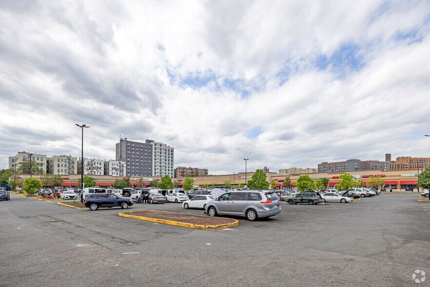 961 E 174th St, Bronx, NY à louer - Photo de l’immeuble – Image 3 sur 4