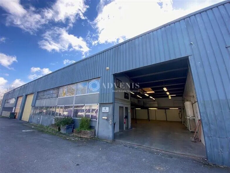 Local d’activités dans Bobigny à louer - Photo de l’immeuble – Image 1 sur 5