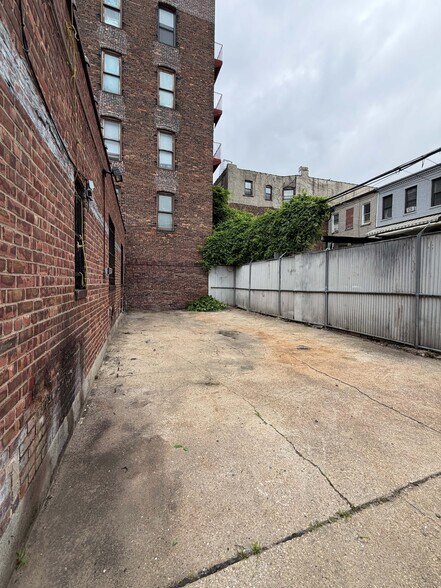 984 Myrtle Ave, Brooklyn, NY à louer - Photo de l’immeuble – Image 3 sur 3