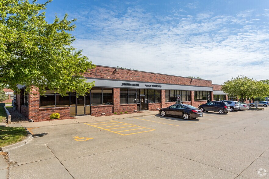 3070-3098 104th St, Urbandale, IA à louer - Photo de l’immeuble – Image 2 sur 7