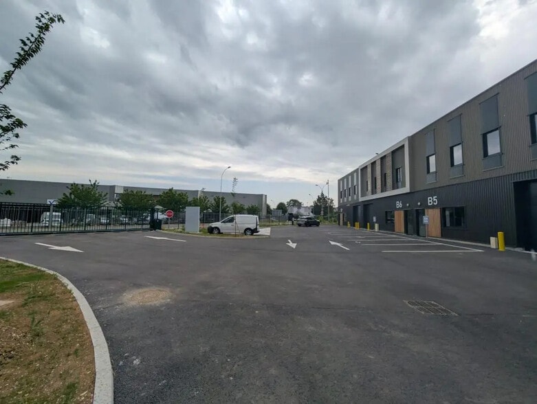 17 Rue Emile Levassor, Les Mureaux à louer - Photo de l’immeuble – Image 3 sur 8