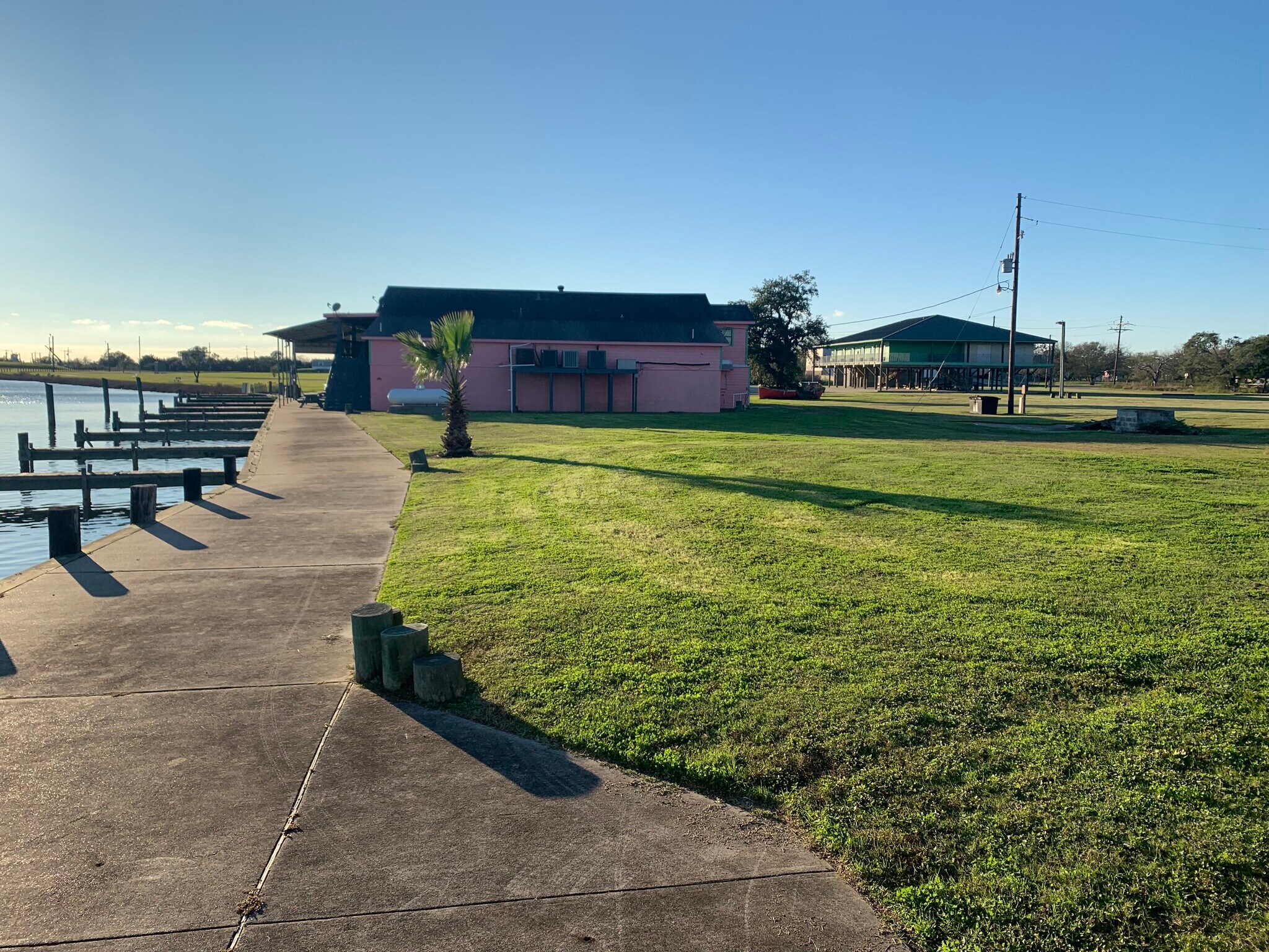 220 W Bayshore Rd, Anahuac, TX à vendre Photo principale– Image 1 sur 15