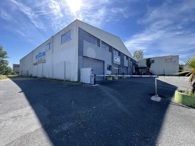 Plus de détails pour 296 Avenue Pasteur, Le Haillan - Bureau, Local d'activités à louer