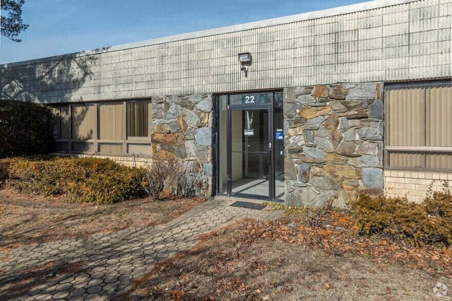 22 Connor Ln, Deer Park, NY à louer - Photo de l’immeuble – Image 2 sur 17