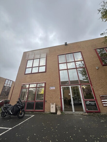 Bureau dans Saint-Denis à louer - Photo de l’immeuble – Image 1 sur 4