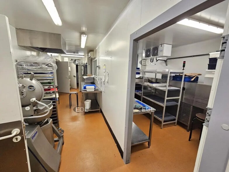 Local d'activités dans Villejuif à vendre - Photo de l’immeuble – Image 3 sur 21