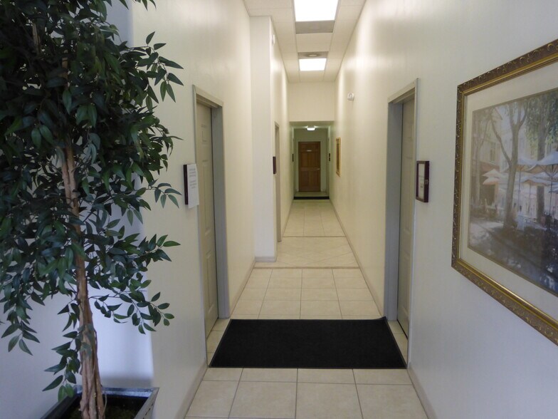 3021-3027 Manatee Ave W, Bradenton, FL à louer - Photo de l’immeuble – Image 2 sur 6