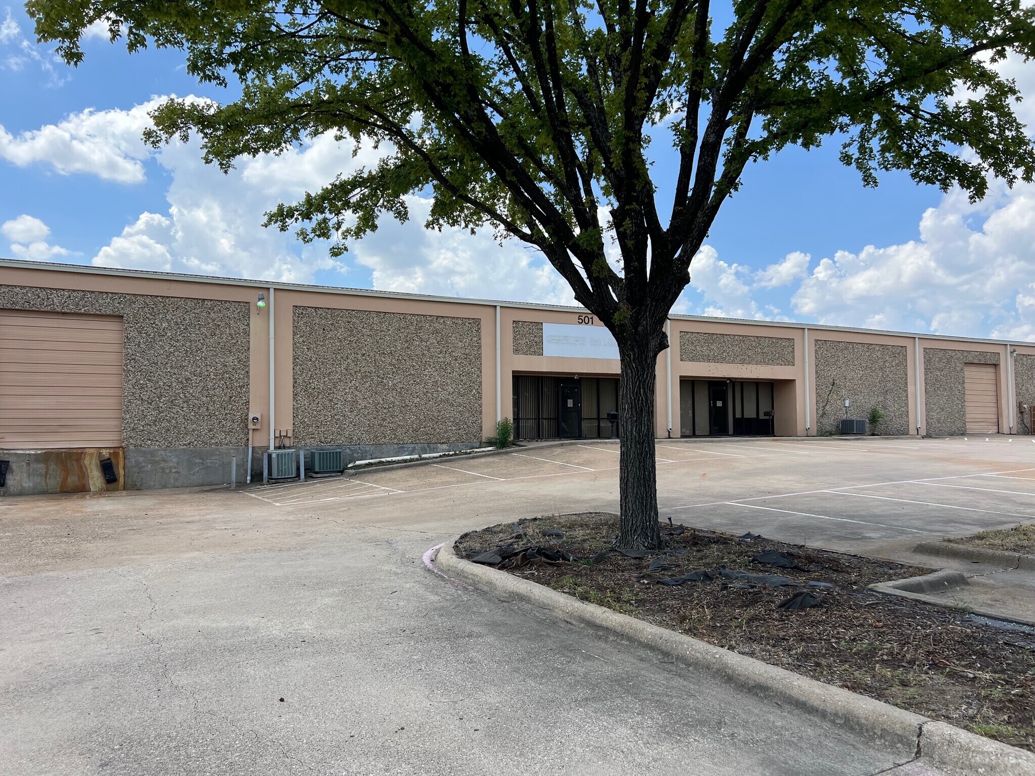 501 Industrial Dr, Richardson, TX à louer Photo de l’immeuble– Image 1 sur 17