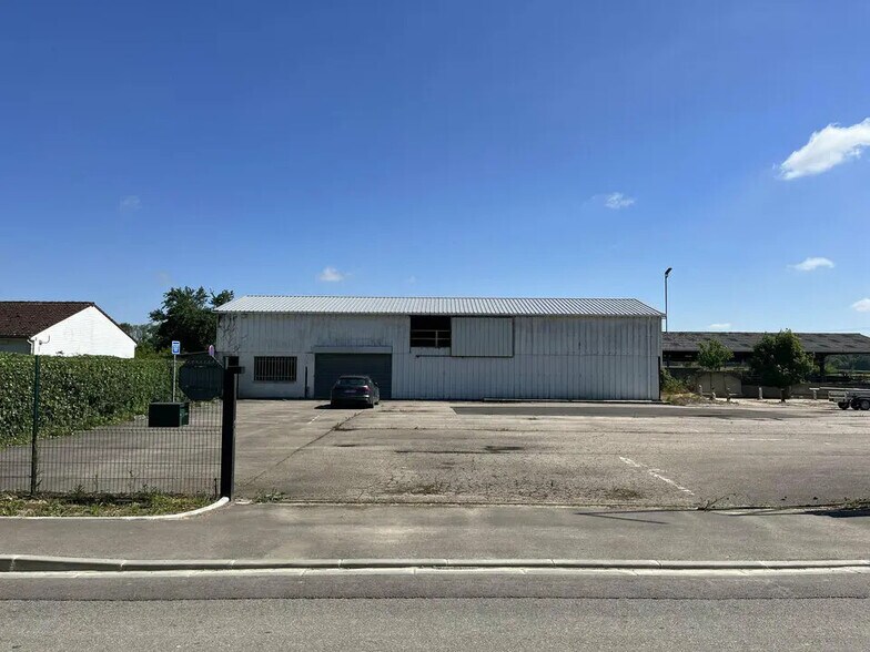 Local commercial dans Buchy à louer - Photo de l’immeuble – Image 3 sur 5