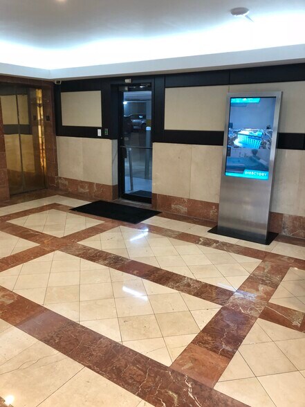 1920 E Hallandale Beach Blvd, Hallandale Beach, FL à louer - Hall d’entrée – Image 2 sur 6