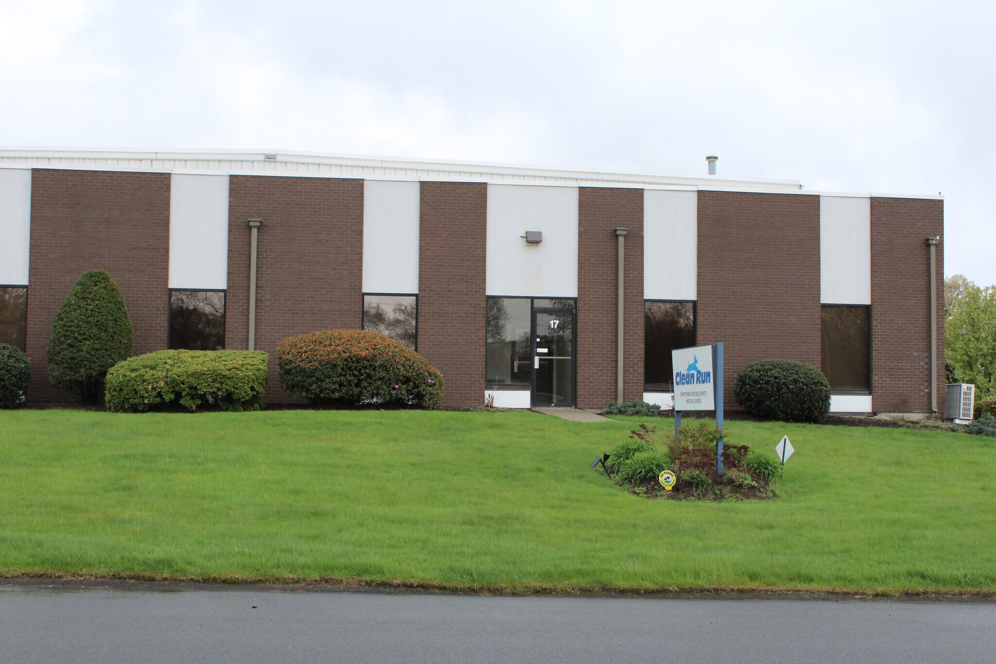 17 Industrial Dr, South Hadley, MA à vendre Photo principale– Image 1 sur 22