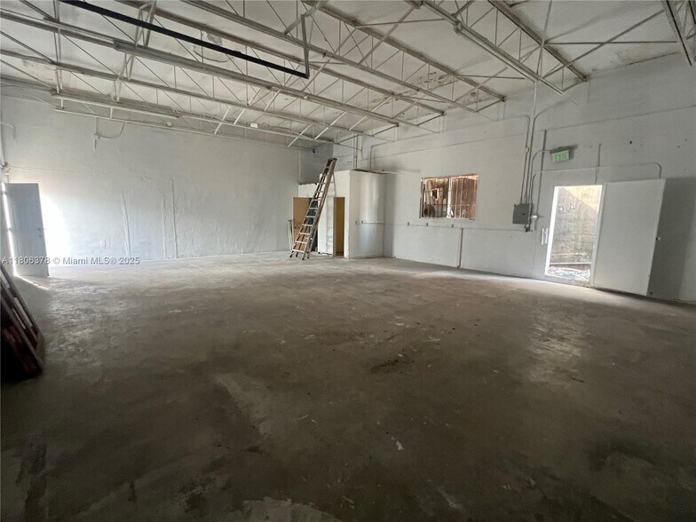 1325 E 10th Ave, Hialeah, FL à louer - Photo de l’immeuble – Image 1 sur 11