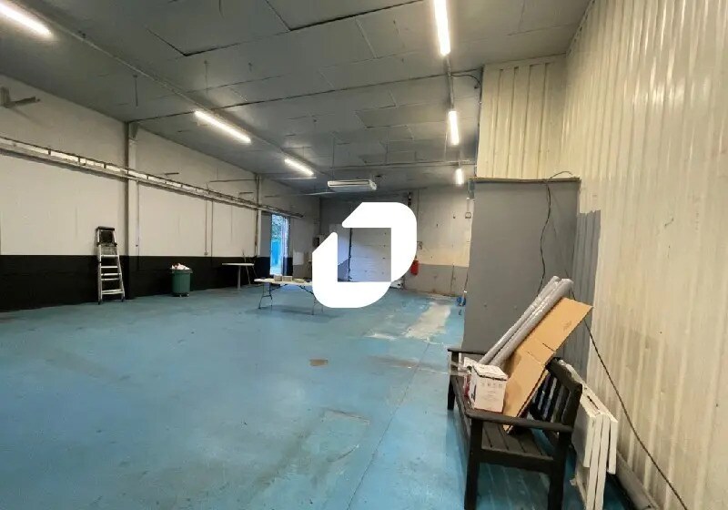 Local d’activités dans Fontaine à louer - Photo de l’immeuble – Image 3 sur 5